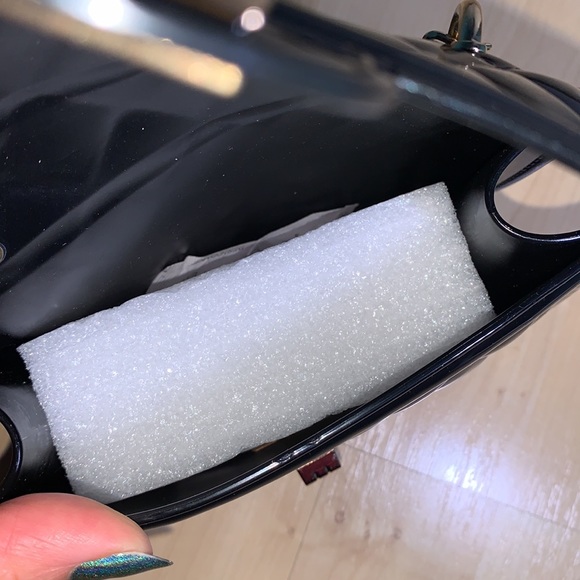 EMPERIA QUILTED JELLY Shiny Black w/ Gold Chain - Picture 7 of 7